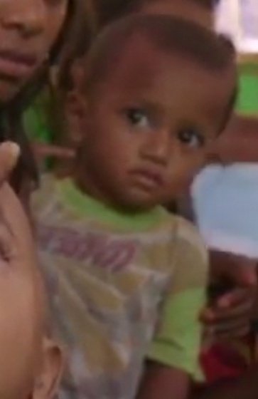 じゅんぺー ユニセフのロヒンギャ難民の女の子のcmの後ろの男の子のtシャツがなんか気になる カタカナに見えるんよなぁ じゅんぺー ユニセフのロヒンギャ難民の女の子のcmの後ろの男の子のtシャツがなんか気になる カタカナに見えるんよなぁ