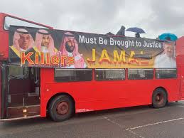 GhandiNdim's tweet image. في ذكرى اغتيال وتقطيع الصحافي جمال خاشقجي في سفارة بلاده السعودية في تركيا.... حافلة تجوب شوارع العاصمة البريطانية لدن للتذكير بالجريمة البشعة ومطالبة المجتمع الدولي بمحاسبة القتلة...