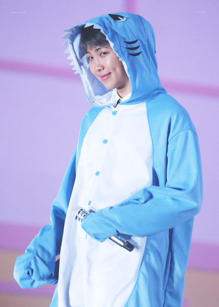 <a href="/jeouguk/">JK.</a> @mochitteokie <a href="/xYOONGl/">ً</a> <a href="/taehieong/">ً</a> /masuk kedalam venue dengan tampan/ HALO GAYS !! Saya dateng bawa kue cantik buat Jimim caem /meletakkan kue ultah yg sangat caem diatas meja/ udah ya MC, silahkan dipotong, jangan lupa bagi bagi~