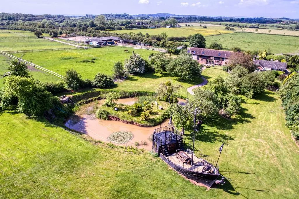 Do you need a pirate ship in your back garden?  

Then THIS is the property for you.....

#onthemarket with <a href="/Savills/">Savills</a> 

onthemarket.com/details/911526…
