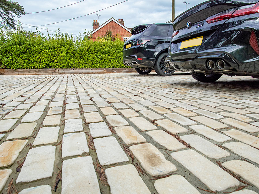 milesstoneuk's tweet photo. Got a bit of #driveway envy photographing this one. Recently finished project in #Southampton featuring our Tumbled Mint Sandstone Setts #MakingDreamLandscapesPossible https://t.co/AL4mqWBVx3