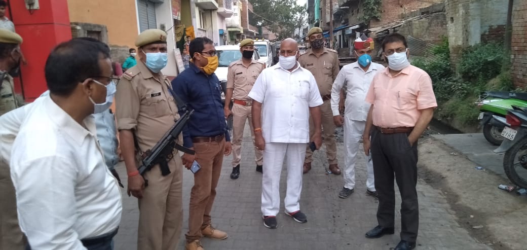 DMFarrukhabadUP's tweet photo. जिलाधिकारी ने संचारी अभियान के चलते शहर फर्रूखाबाद के वार्ड महादेव नगर एवं पटेल में पैदल भ्रमण कर देखी सफाई व्यवस्था।
भ्रमण के द्वारा वार्डों में उपस्थित व्यक्तियों से सफाई व्यवस्था/स्वास्थ्य की ली जानकारी। बताया गया कि नियमित सफाई की जा रही है। https://t.co/gutWFJ8Rmj
