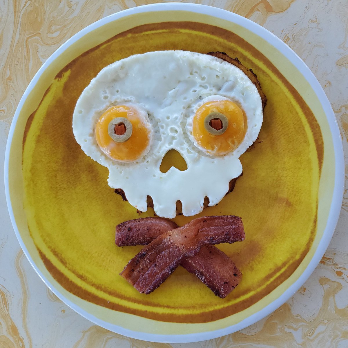 CavegirlCuisine's tweet photo. Spooky egg skull and bacon crossbones!
#eggmold https://t.co/vnJRoAQRtN