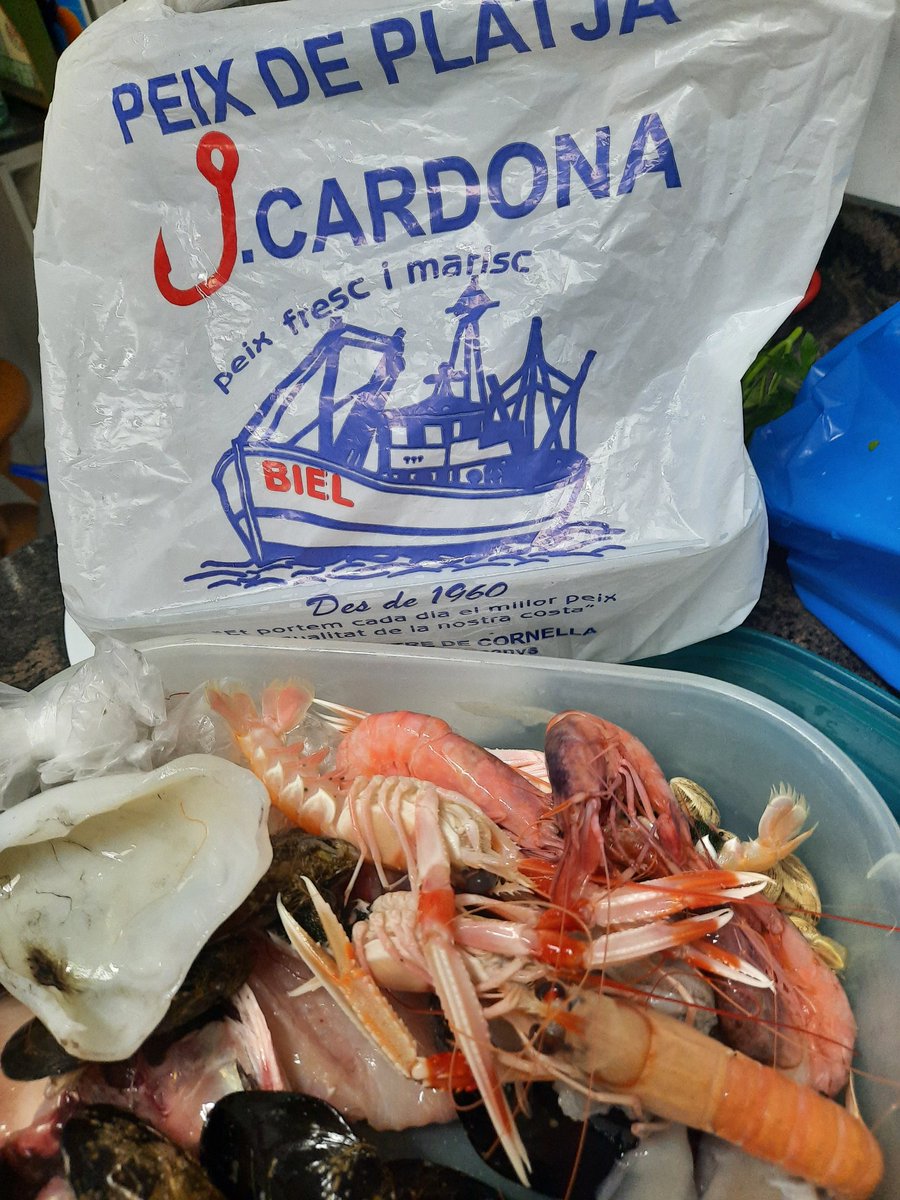 cornella20's tweet photo. El sábado me prepararon un arreglo para paella en @peixcardona pescadería del #Mercat Centre de #Cornella. Producto super fresco, su dueño Josep cada día trae #pescado y #marisco de playa fresco. El resultado una #paella espectacular. Además pagué con la tarjeta #CompraCornella https://t.co/tGiLxhxIUc
