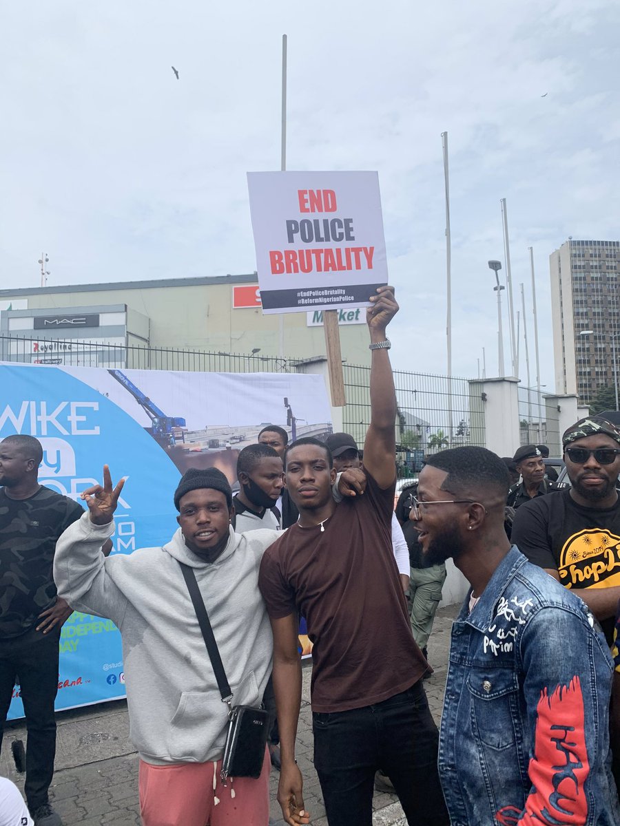 JWechie's tweet photo. Ph Na we eh no body body fucks ✊🏼✊🏼✊🏼✊🏼✊🏼#EndSARS #EndPoliceBrutalityinNigeria #EndSarsNow we don tire #PortHarcourtProtests #por https://t.co/nj4BMEFNnL