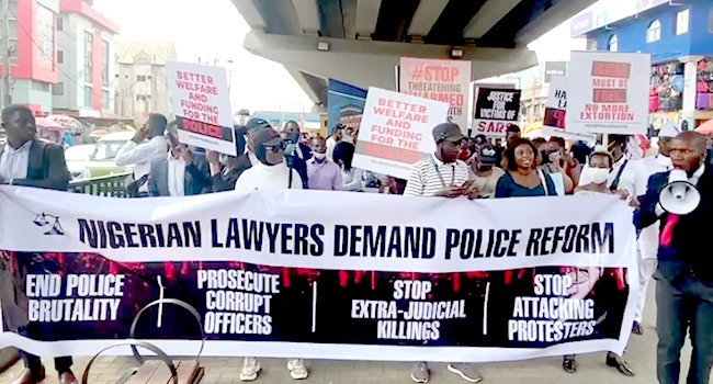 #SARSMUSTEND: Lagos Lawyers Join Protest, Seek Justice For Victims
channelstv.com/2020/10/13/sar…