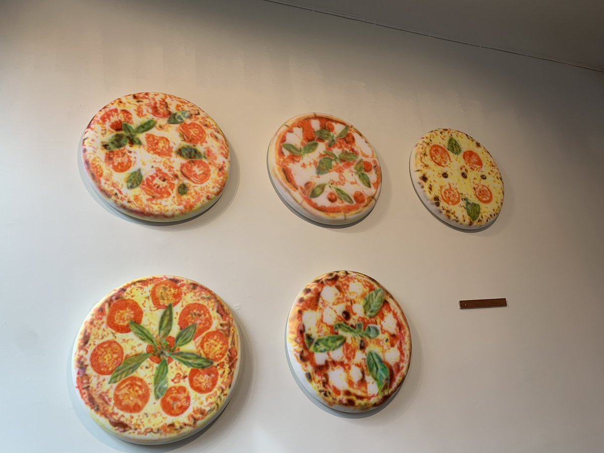 ROBtv (@rob_televisie) on Twitter photo Wie brengt de vermiste pizza Margherita terug naar <a href="/STUKLeuven/">STUK Kunstencentrum</a>? Één van de 6 pizza’s die aan de wand van het STUKcafé omhoog hangen, is gestolen. De kunstenaar zou het graag terughebben. Op camerabeelden is niet duidelijk te zien wie er mee naar buiten wandelt. #robnieuws #robtv Wie brengt de vermiste pizza Margherita terug naar <a href="/STUKLeuven/">STUK Kunstencentrum</a>? Één van de 6 pizza’s die aan de wand van het STUKcafé omhoog hangen, is gestolen. De kunstenaar zou het graag terughebben. Op camerabeelden is niet duidelijk te zien wie er mee naar buiten wandelt. #robnieuws #robtv