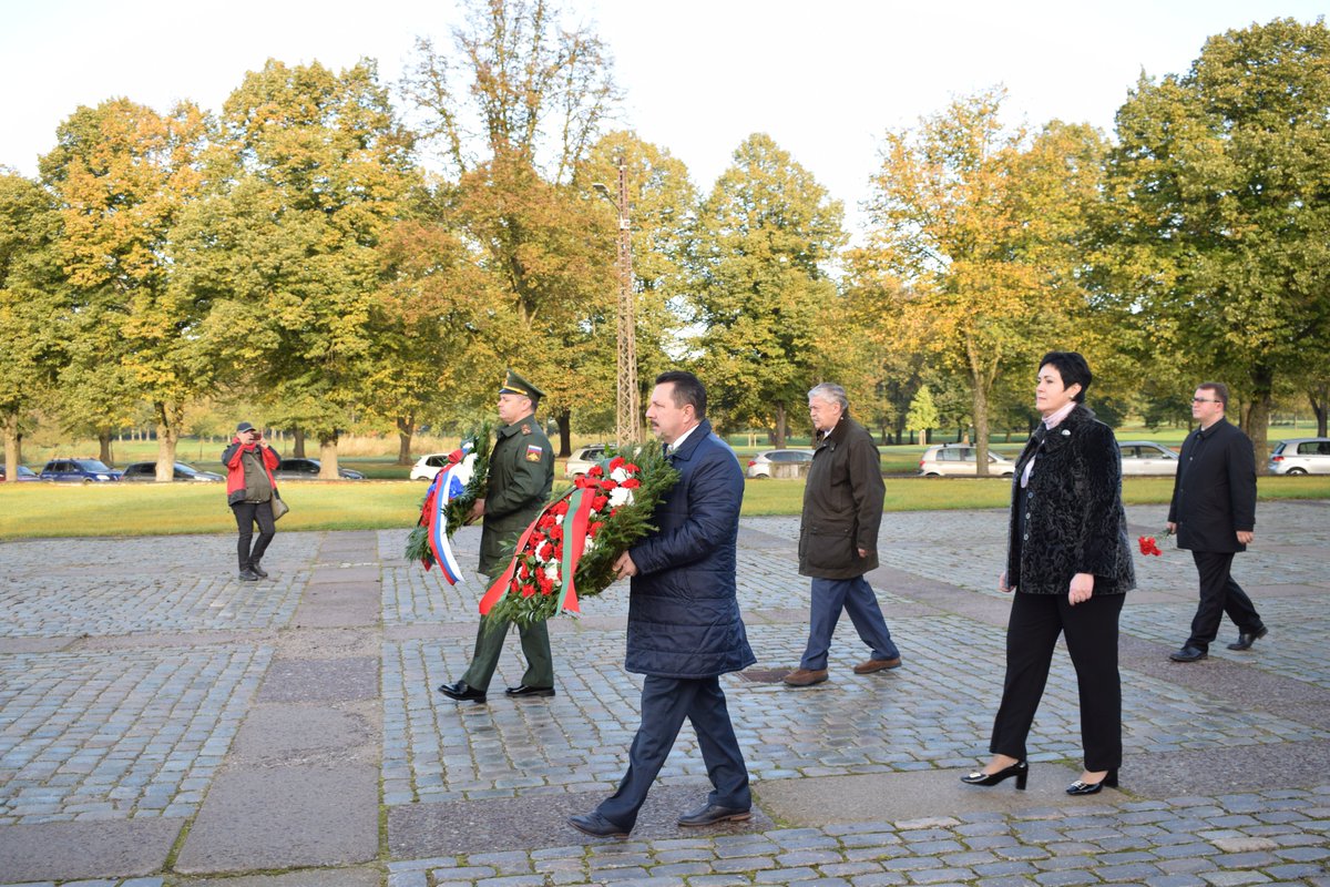 BelEmbassyLV's tweet photo. 13 октября 2020 г., в день освобождения Риги от нацистских захватчиков, Временный поверенный Наталья Садовская, дипломаты Посольства Беларуси совместно с Послом России в Латвии Евгением Лукьяновым, дипломатами российского посольства возложили венки к Памятнику освободителям Риги. https://t.co/InI1461zGj