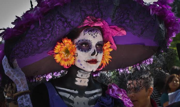 лос де муэртос день мертвых. санта муэрте мексика карнавал. Dia de los. Los muertos надпись. Los muertos надпись.