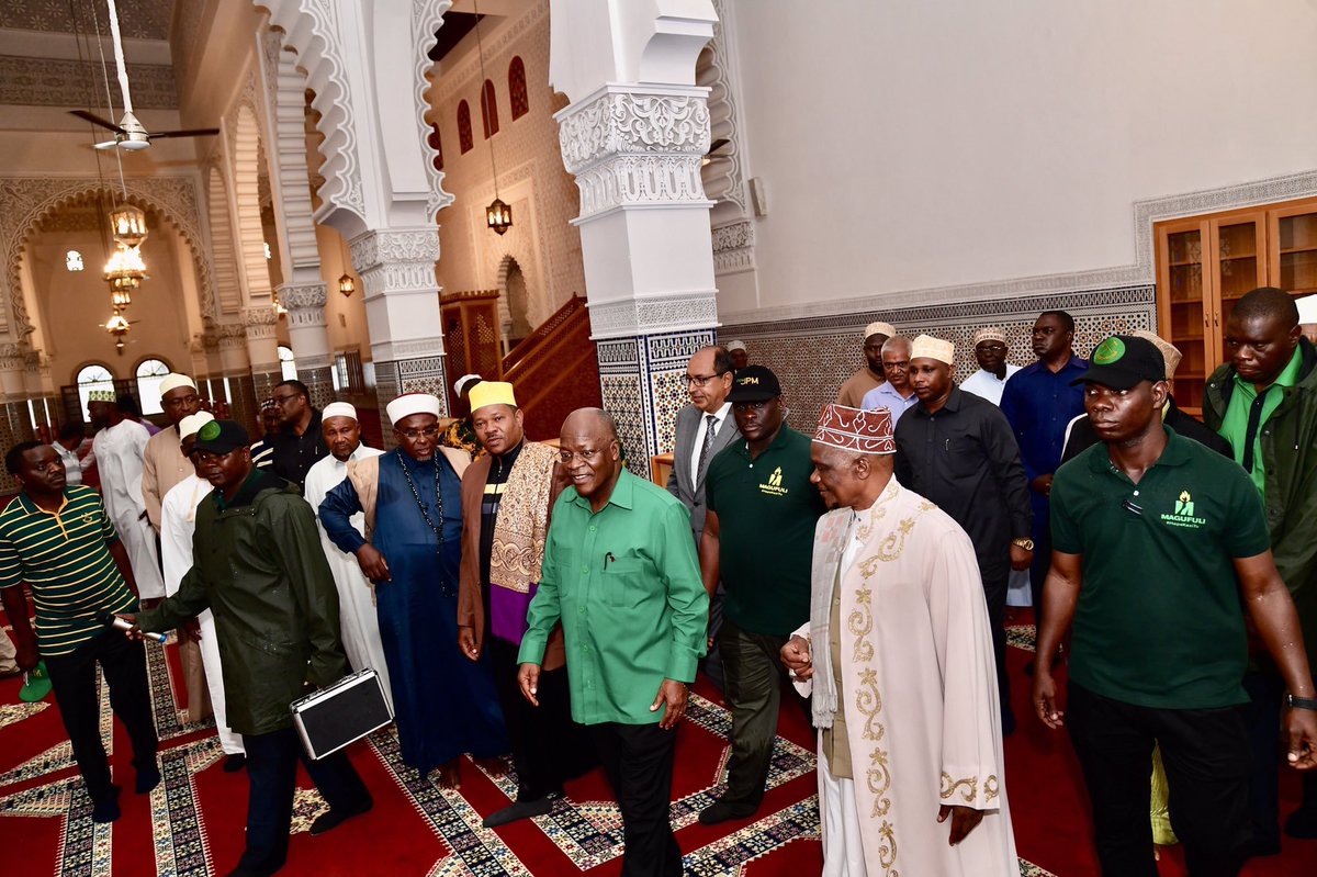 Awamu_ya_6's tweet photo. Mhe. Rais @MagufuliJP tarehe 13.10.2020 ametembelea Msikiti Mkuu uliojengwa Kinondoni Jijini DSM. Ujenzi wa Msikiti huo ulianza mwaka 2019 baada ya Mh. Rais kumuomba Mfalme Mohammed VI ajenge Msikiti mkubwa kwa ajili ya Waislamu wa Tanzania. Hivi sasa umekamilika kwa 100% https://t.co/kkvD3i9Eio