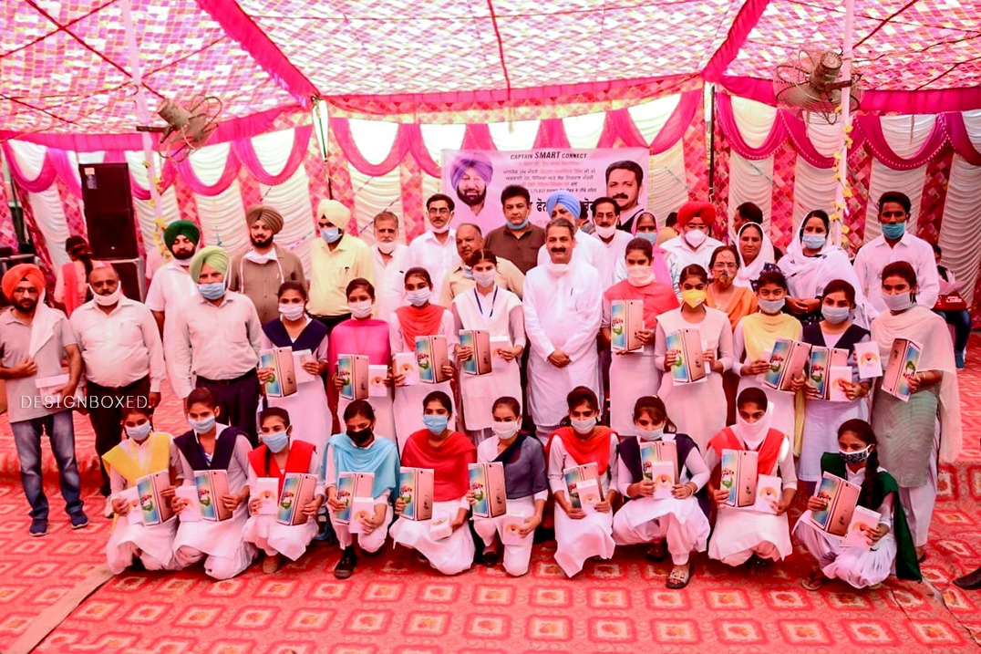 VijayIndrSingla's tweet photo. Visited Govt Girls School Bhawanigarh &amp; distributed smartphones to students along with 52 bicycles, thereby fulfilling the demand of our 9th standard students &amp; also encouraging them in their academic pursuits. 

#CaptainSmartConnect https://t.co/Z6n4w0tFzh