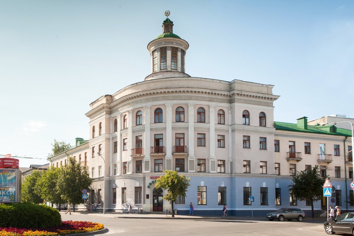 BsuirI's tweet photo. Таки да – это Бобруйск
Прогулка по знаменитому «Бобруйскому Арбату» приведет Вас к скульптуре Бобра - ироничному образу начала XX века. Бытует поверье, что тот, кто потрет цепочку от часов бобра или дотронется до его носа, обретет удачу и богатство. 
Стоимость: 35 бел.руб.
#BSUIR https://t.co/TpOgJM2WgZ