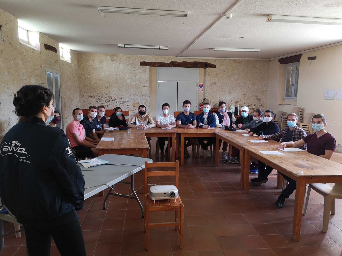 [Week-end de formation]
Ce week-end, ENVOL a emmené les nouveaux Junior-Entrepreneurs en week-end de formation ! 🏡 Ils ont donc assisté à différentes formations telles que Dev Commercial, Audit&amp;Qualité et Suivi d'Etudes 📖
Tout cela dans le respect des règles sanitaires 😷