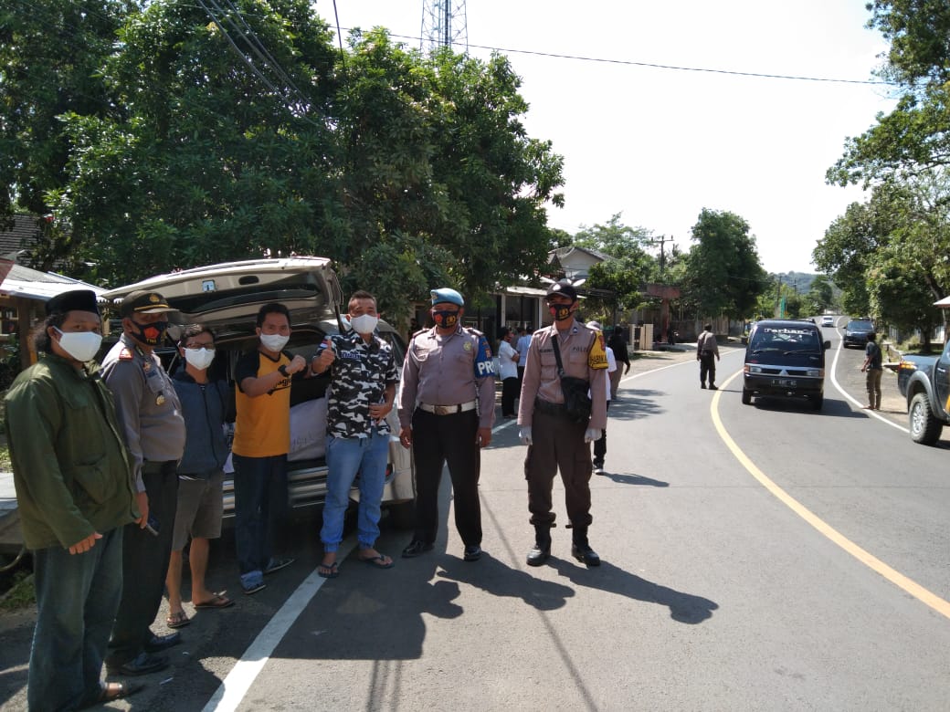 BaperaPandeglan's tweet photo. Bersama Polsek Sumur sosialisasi dan pembagian masker https://t.co/Kh1TlKUdG1