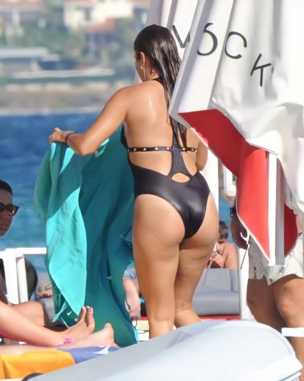 Hande erchel в купальнике