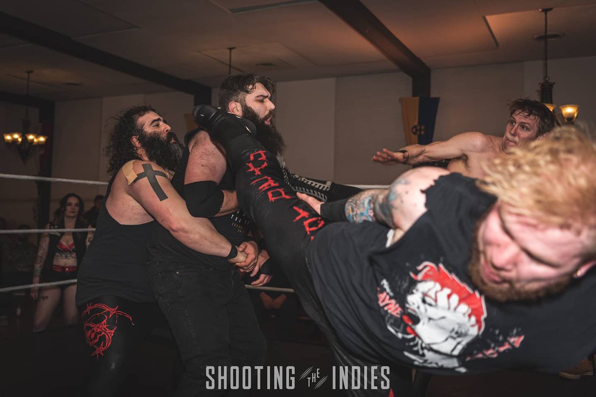 ProWrestlingOnt's tweet photo. #365DAYS
1 year ago #AbsoluteAnarchy @MarkShaw20098 @_CoreyStone @aidenrayne87 stepped into the ring to challenge in the first ever Triple Threat Trios Match beating @masonwrestling , @kobedurst & @bmdbud as well as #TheWhiteTrashCircus to become your 3rd #TriosChampions
#PWO https://t.co/EOuyi22F9J