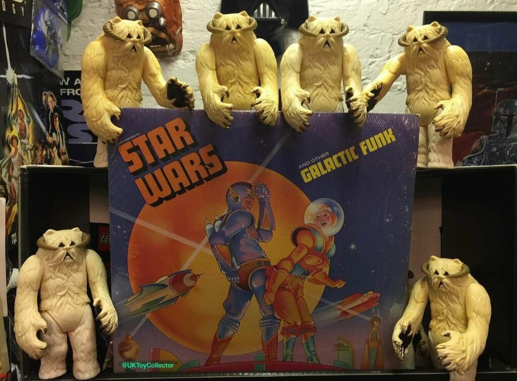 UKToyCollector's tweet photo. It’s Wampa disco time and there ain’t no party like a #HothWampa party!
#TheEmpireStrikesBack
#Hoth
#Wampa
#StarWarsGalacticFunk
#GalacticFunk
#StarWarsDisco
#StarWarsParty
#StarWars
#StarWarsCollectionRoomTour
#StarWarsCollectionRoom
#StarWarsVintageCo… https://t.co/DeG6Bx704B https://t.co/D9XELFmgZI