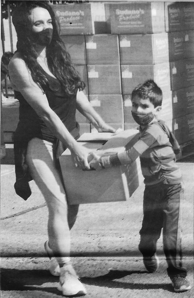AllpaidPayments's tweet photo. Employee Spotlight:
#AllPaid Senior Sales Executive Tatiana Salerno and her son Luke spent 9/23 delivering food to nearby food pantries, churches and families. https://t.co/5ZM6VvV0R7 https://t.co/c3Xo8weMDu
