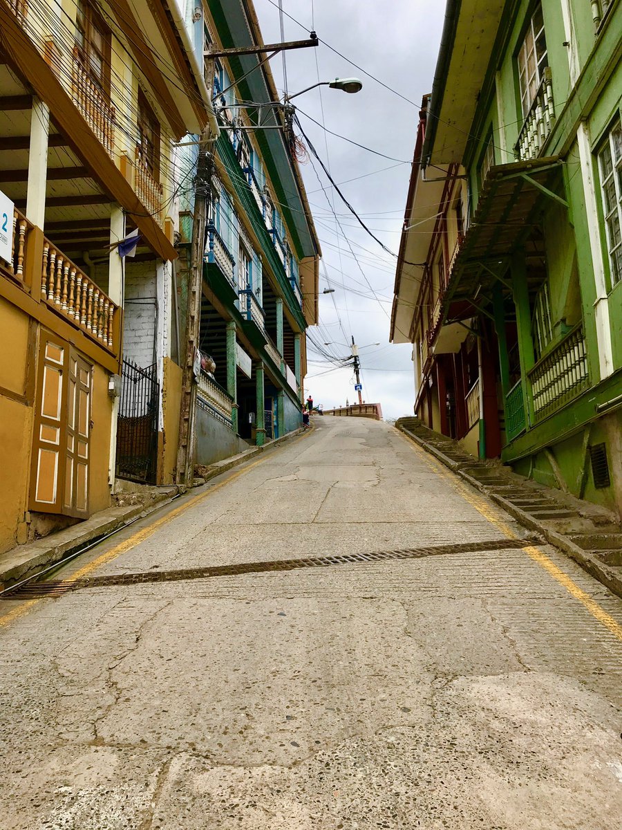 Turismo_Zaruma's tweet photo. Si de calles empinadas se trata, ¿conocen la querida y tradicional San Francisco, en Zaruma? 

#PueblosMágicos #CiudadesPatrimonio #PaisajesEcuador #Zaruma https://t.co/uoztDUsz3Z