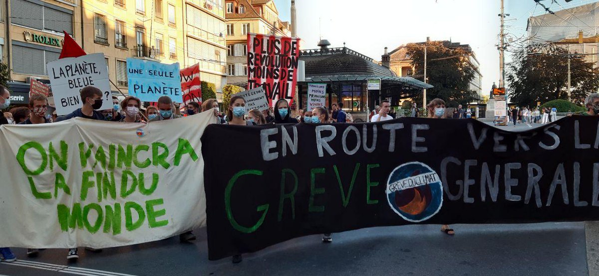 Une banderole On vaincra la fin du monde, une banderole En route vers la grève générale, plusieurs pancartes dont Plus de révolution moins de travail