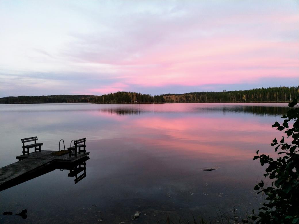 Kyllä harmaankin päivän syysilta voi yllättää! Eilisen näkymä vieläkin mielessä. #NaturePhotography  #järvenelämää #October2020 #eveningsky #Finland