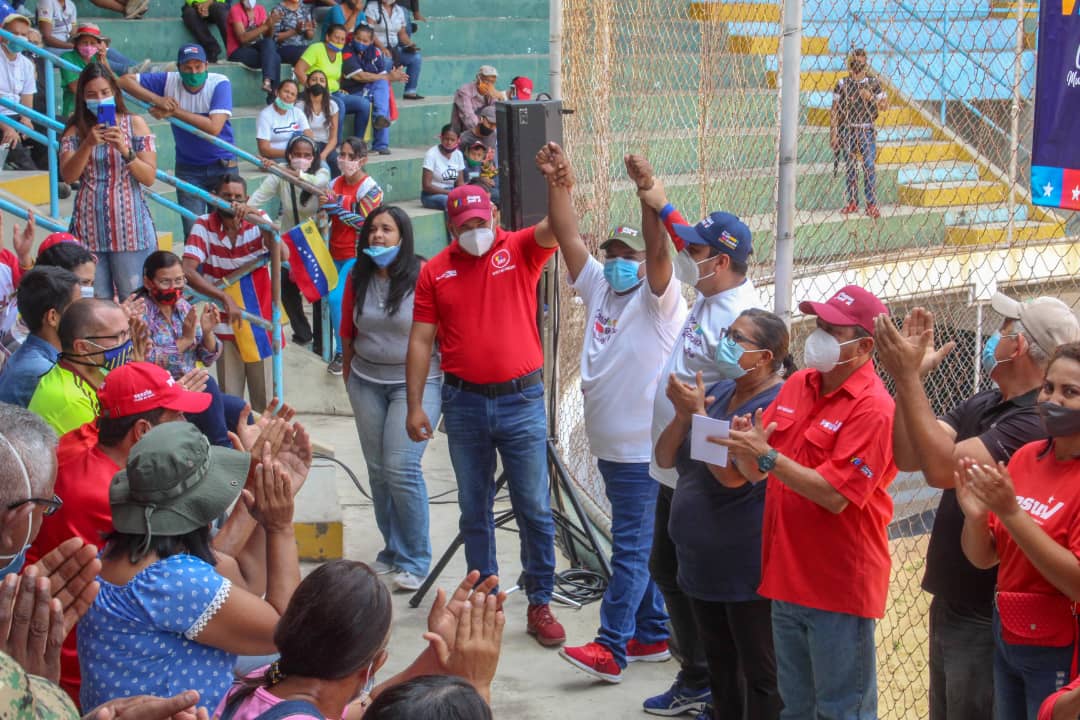 cboalcaldia's tweet photo. Excelente participación de nuestros candidatos a la Asamblea Nacional @psuvronald1 @LeonelG_PSUV @BetancourtRhoy @Vamos_Alexis @amuidacandanga y Alberto Aray, quienes recibieron el amor Patrio de parte de los habitantes de La Sabanita, pese a un bloqueo seguimos en victoria https://t.co/TdKoXvp7Ru