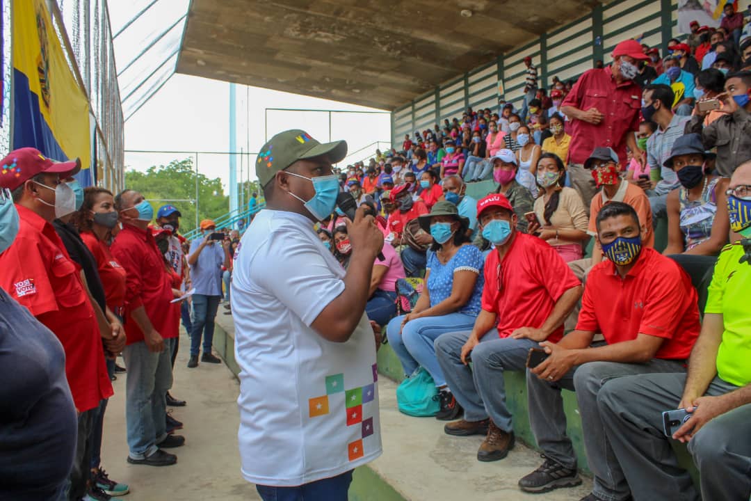 cboalcaldia's tweet photo. Excelente participación de nuestros candidatos a la Asamblea Nacional @psuvronald1 @LeonelG_PSUV @BetancourtRhoy @Vamos_Alexis @amuidacandanga y Alberto Aray, quienes recibieron el amor Patrio de parte de los habitantes de La Sabanita, pese a un bloqueo seguimos en victoria https://t.co/TdKoXvp7Ru