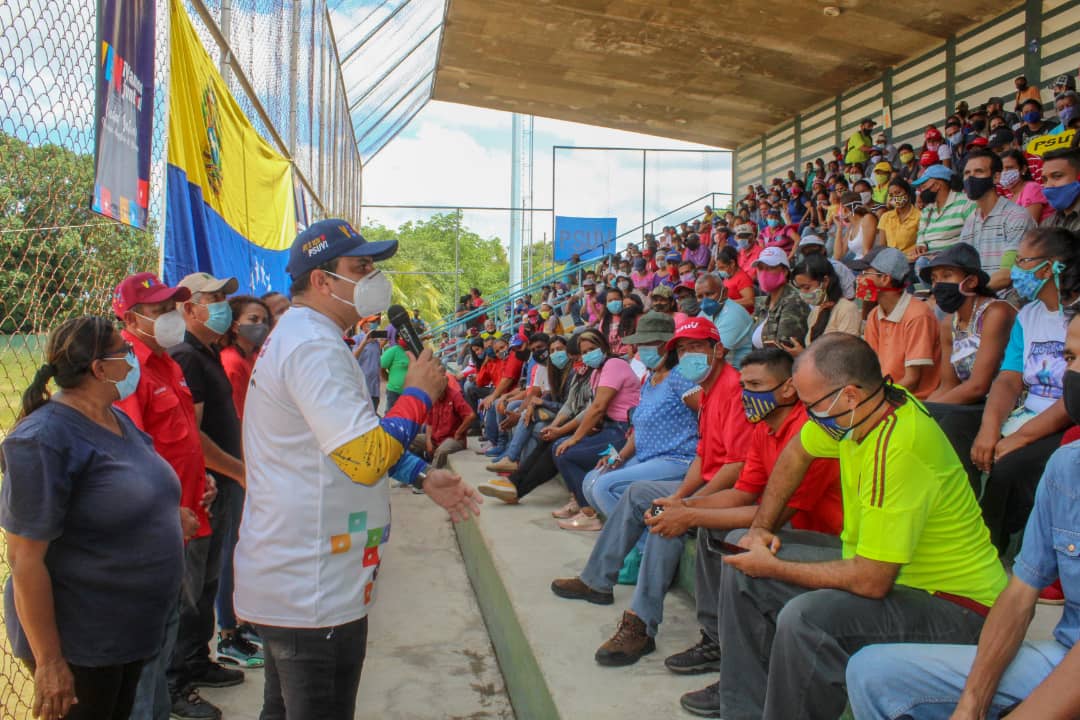 cboalcaldia's tweet photo. Excelente participación de nuestros candidatos a la Asamblea Nacional @psuvronald1 @LeonelG_PSUV @BetancourtRhoy @Vamos_Alexis @amuidacandanga y Alberto Aray, quienes recibieron el amor Patrio de parte de los habitantes de La Sabanita, pese a un bloqueo seguimos en victoria https://t.co/TdKoXvp7Ru
