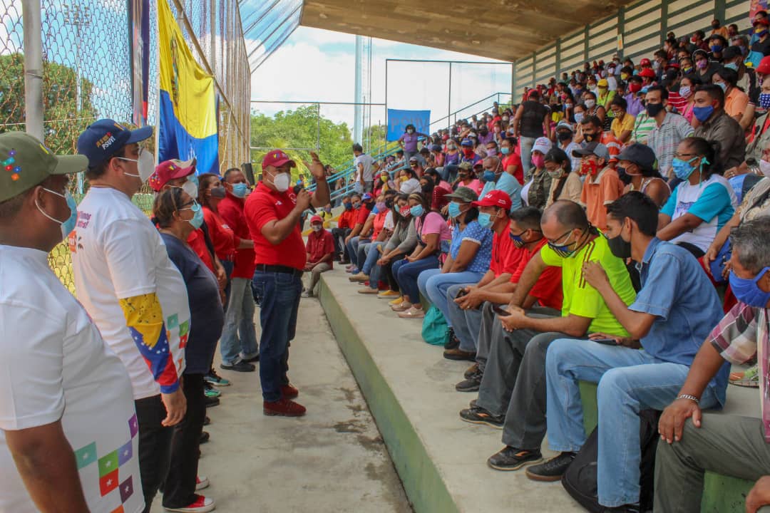 cboalcaldia's tweet photo. Excelente participación de nuestros candidatos a la Asamblea Nacional @psuvronald1 @LeonelG_PSUV @BetancourtRhoy @Vamos_Alexis @amuidacandanga y Alberto Aray, quienes recibieron el amor Patrio de parte de los habitantes de La Sabanita, pese a un bloqueo seguimos en victoria https://t.co/TdKoXvp7Ru