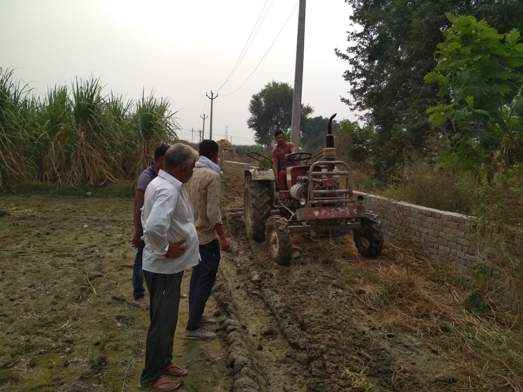 13.10.2020:
तहसील सदर-हापुड़ के अमीपुर नंगोला राजस्व ग्राम में राजस्व टीम द्वारा सरकारी चकमार्ग को पैमाइश कर आवागमन के लिए खुलवाया गया।