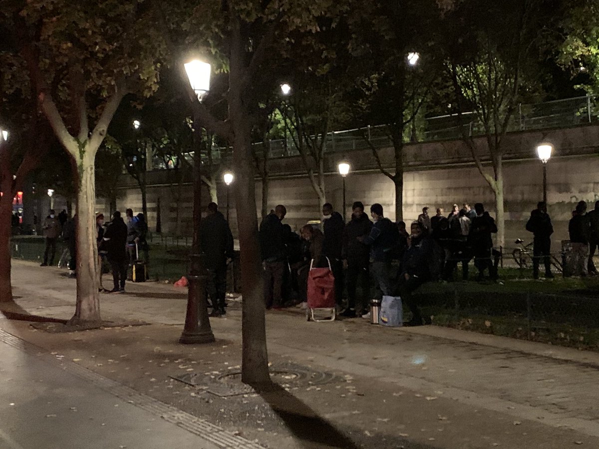 emmods's tweet photo. @prefpolice on vous voit tres souvent postés sur la place #stalingrad c’est bien, y’a plus grand monde qui traîne, NORMAL ils sont tous de l’autre côté de la butte mais vous ne vous occupez pas de les virer et on se fait agresser tous les jours en attendant. ON N’EN PEUT PLUS ! https://t.co/jUB38RuQux