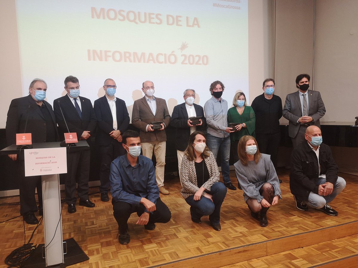 periodistes_cat's tweet photo. Amb la foto de família tanquem les #Mosques2020.
Bona nit, i bona sort!
#CPCGirona https://t.co/SmXU8Watpz
