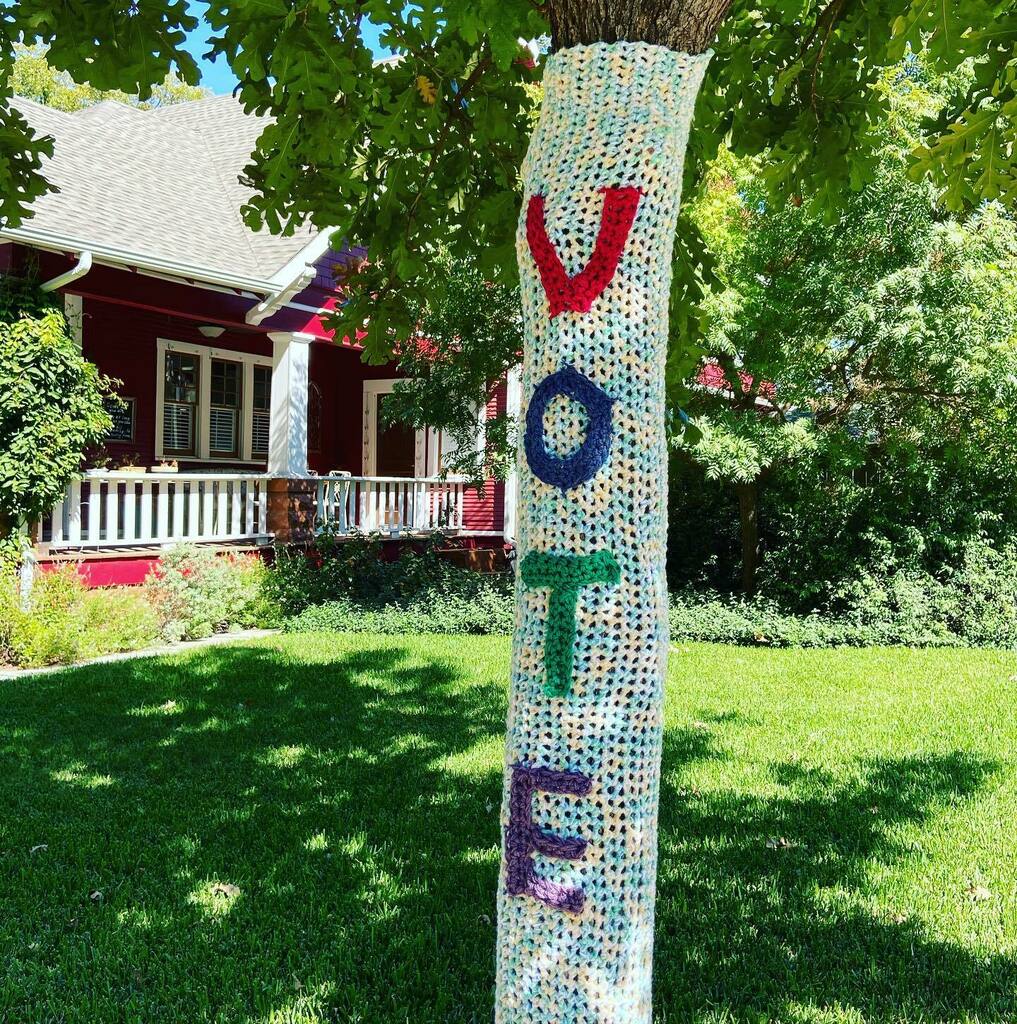 ccjhatch's tweet photo. Early voting begins today in Texas. 🇺🇸
#yarnbomb designed by @londonkaye &amp; stitched by @jujuknitsfw. Located in @fairmount_historic_district @nearsouthside @visitfortworth.
☮️❤️🧶
#bindingcommunity #fiberfriends #yarnheals #londonkaye #yarnbombing #su… https://t.co/9UjhaRrS2O https://t.co/tYDBxZa2sl
