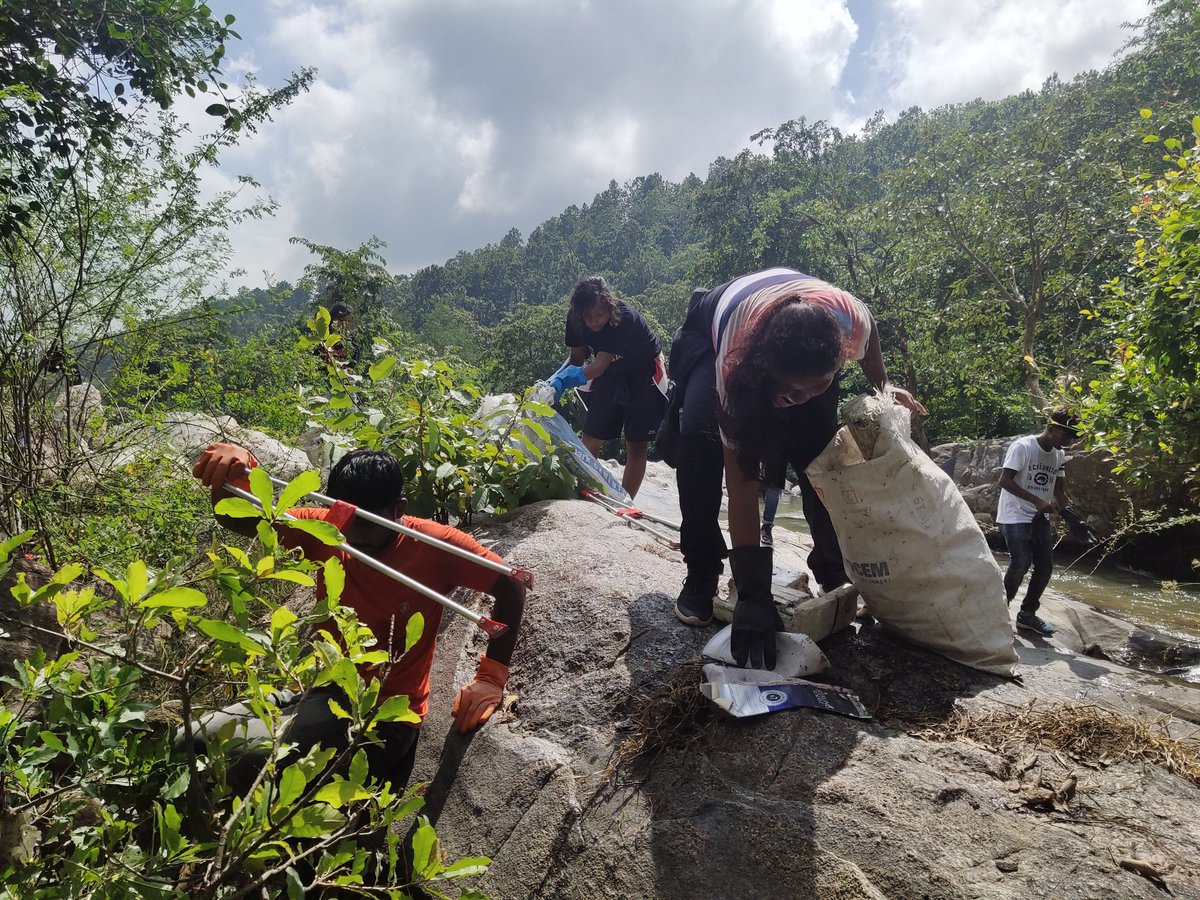 chandtohtumhohi's tweet photo. Clean up Drive at Jonha Waterfall.
Fridays for future Jharkhand team
#fffjharkhand #fffindia #adivasiinact #youthinact #savethenature #ClimateJustice https://t.co/1hl0uzwYLz