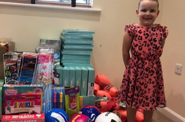101wixx's tweet photo. This sweet 4-year-old had a bad dream about kids not getting Christmas gifts...so she decided to do something about it: She's going to send 200 packages to kids in need!
It's one of @coreycarter101's #145FeelGood Stories!
https://t.co/JHTCmfYyFR https://t.co/T0lPwdS8RZ