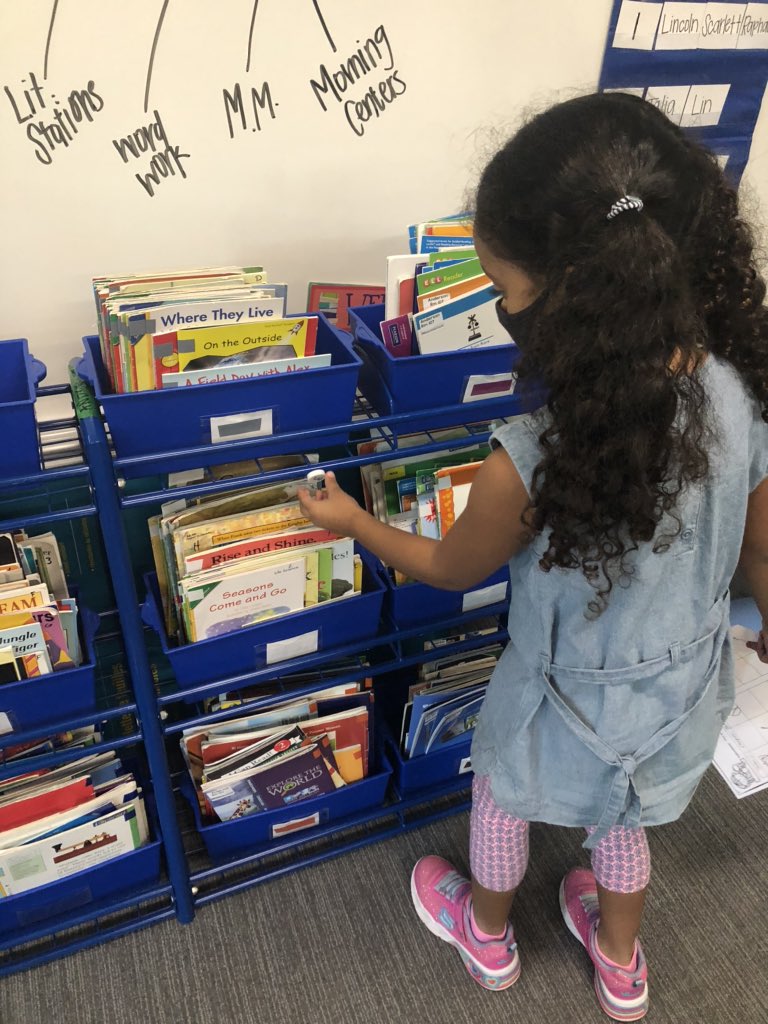 AndersonElem_LC's tweet photo. First grade is exploring whether objects in the class are magnetic or non magnetic @FisdB @friscoisd @andersonfrisco https://t.co/on1B5FX9yE