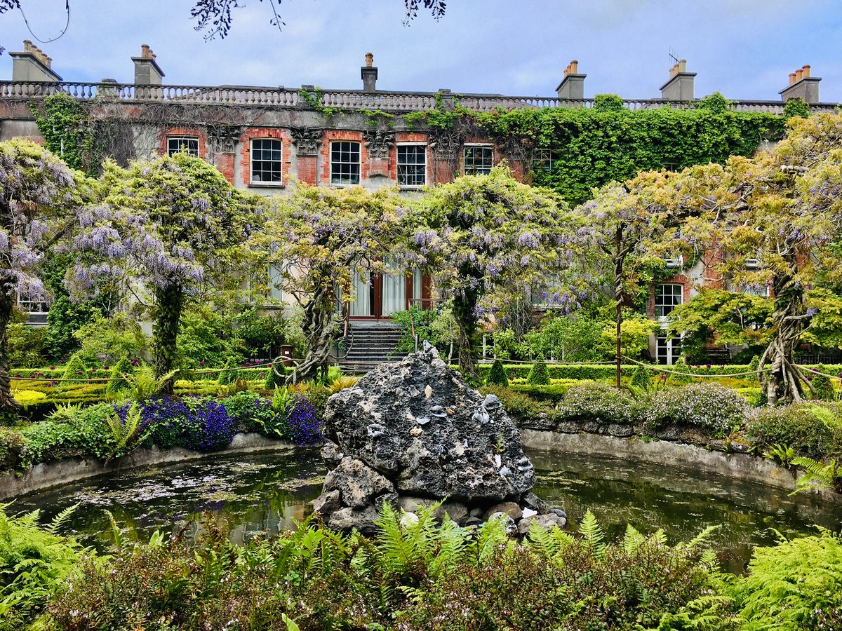 Today’s garden of the week is the 1 & only @BantryHouse . Enjoyed by visitors for over 70 years, it’s still run by the descendants of the Earls of Bantry. Open daily 10-5. P75 T923. @wildatlanticway @Corkcoco @pure_cork #purecorkwelcomes @BantryBusiness @visitbantry1 https://t.co/9xHR3dVWvH