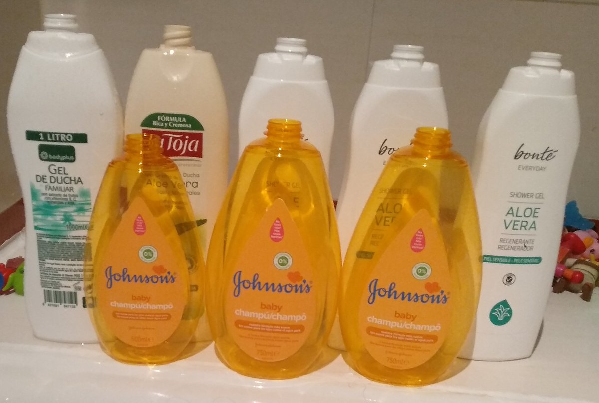 AidaTrazos's tweet photo. - Hijo, voy a tirar estos botes de baño que no se puede acumular tanta basura

Mi hijo:
+ NOOOOO, no los tires, los necesito (ojo, los necesito me dice)

Mi bañera:
#autisticfriendly https://t.co/iAWM6KGbOA