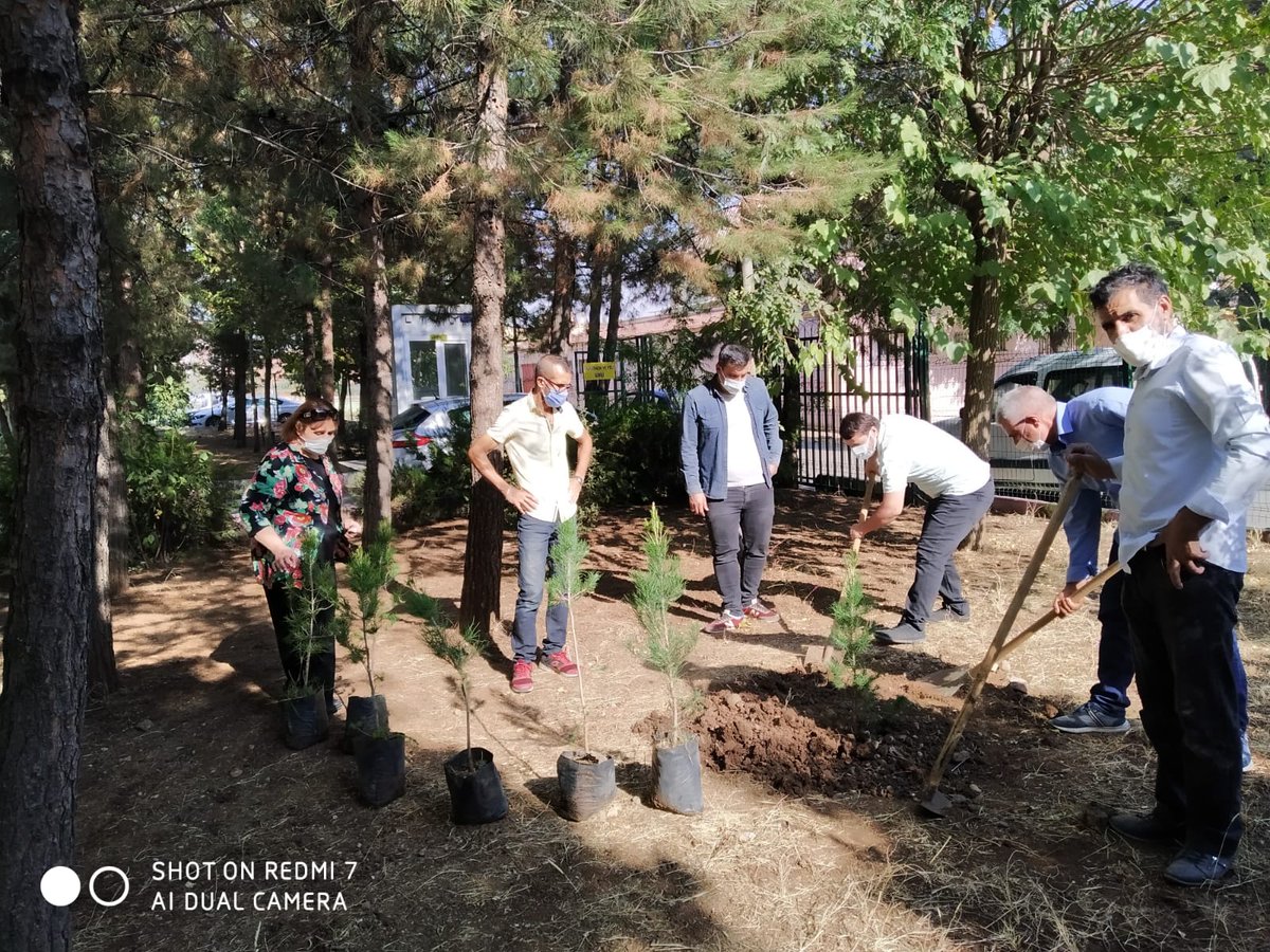 Yenişehir M.T.A.L (@myenisehir) on Twitter photo Sayın Bakanımızın başlattığı fidan dikimi çağırısına Yenişehir Mesleki ve Teknik Anadolu Lisesi Öğretmenleri olarak eşlik etmekten gurur duyduk.
#ogretmenimdogayadanefesol
<a href="/husamettin_atli/">Hüsamettin ATLI</a> <a href="/YenisehirMEM/">Yenişehir İlçe Milli Eğitim Müdürlüğü</a> <a href="/diyarbakirmem/">Diyarbakır İl Millî Eğitim Müdürlüğü</a> <a href="/munirkaraloglu/">Münir Karaloğlu</a> <a href="/ziyaselcuk/">Ziya Selçuk</a> @YUKSELARSLAN07 Sayın Bakanımızın başlattığı fidan dikimi çağırısına Yenişehir Mesleki ve Teknik Anadolu Lisesi Öğretmenleri olarak eşlik etmekten gurur duyduk.
#ogretmenimdogayadanefesol
<a href="/husamettin_atli/">Hüsamettin ATLI</a> <a href="/YenisehirMEM/">Yenişehir İlçe Milli Eğitim Müdürlüğü</a> <a href="/diyarbakirmem/">Diyarbakır İl Millî Eğitim Müdürlüğü</a> <a href="/munirkaraloglu/">Münir Karaloğlu</a> <a href="/ziyaselcuk/">Ziya Selçuk</a> @YUKSELARSLAN07