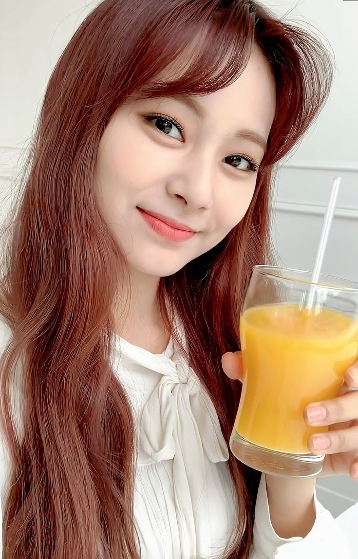 TWICEJNET's tweet photo. Hey onces, boa tarde!! Já se alimentaram hoje? Estou aqui tomando um suco de manga bem refrescante, mantenham se saudáveis e hidratados é importante nessa época, se cuidem quero todos vocês bem, os amo muito!

#TZUYU🥝 https://t.co/xCVeibYetg