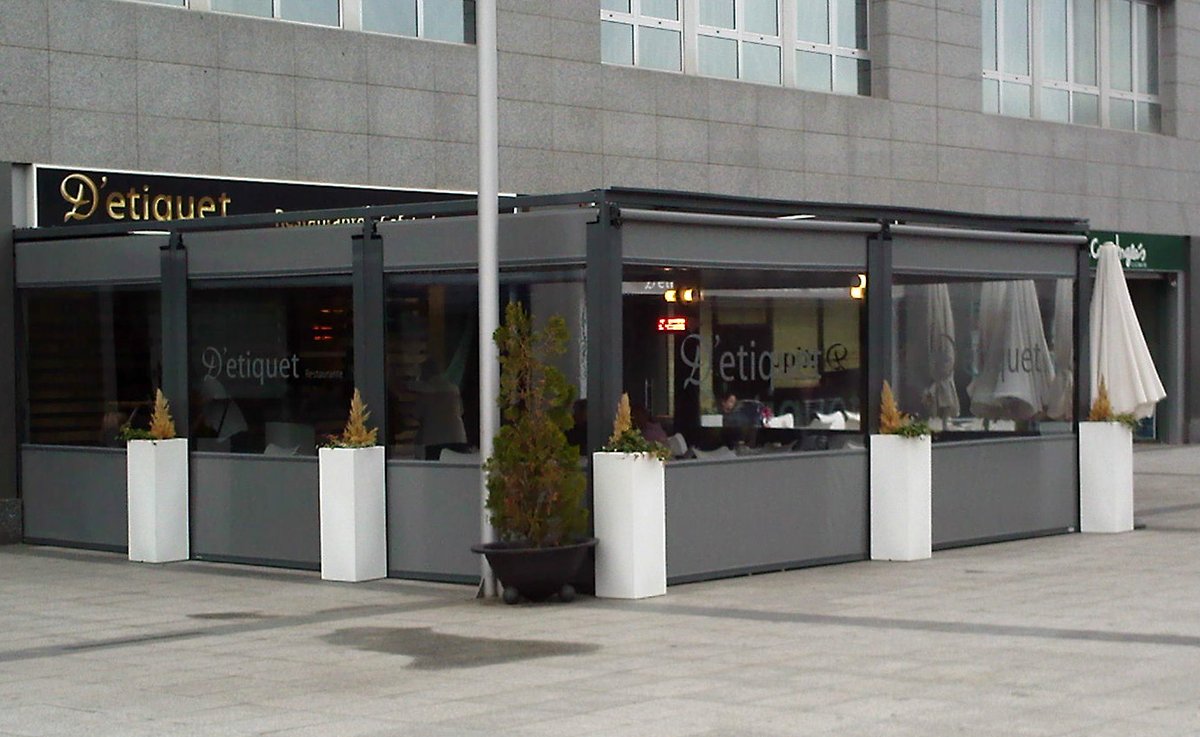 toldosserrano's tweet photo. Instalación de hostelería con Toldo Ordesa y Paravientos que permiten usar tu terraza todo el año https://t.co/yp1d8mqKXr #hosteleriasegura #terrazainvierno #separadores_de_ambientes #Paraviento #frio2020 #cierzo https://t.co/g5OpJoaNvE
