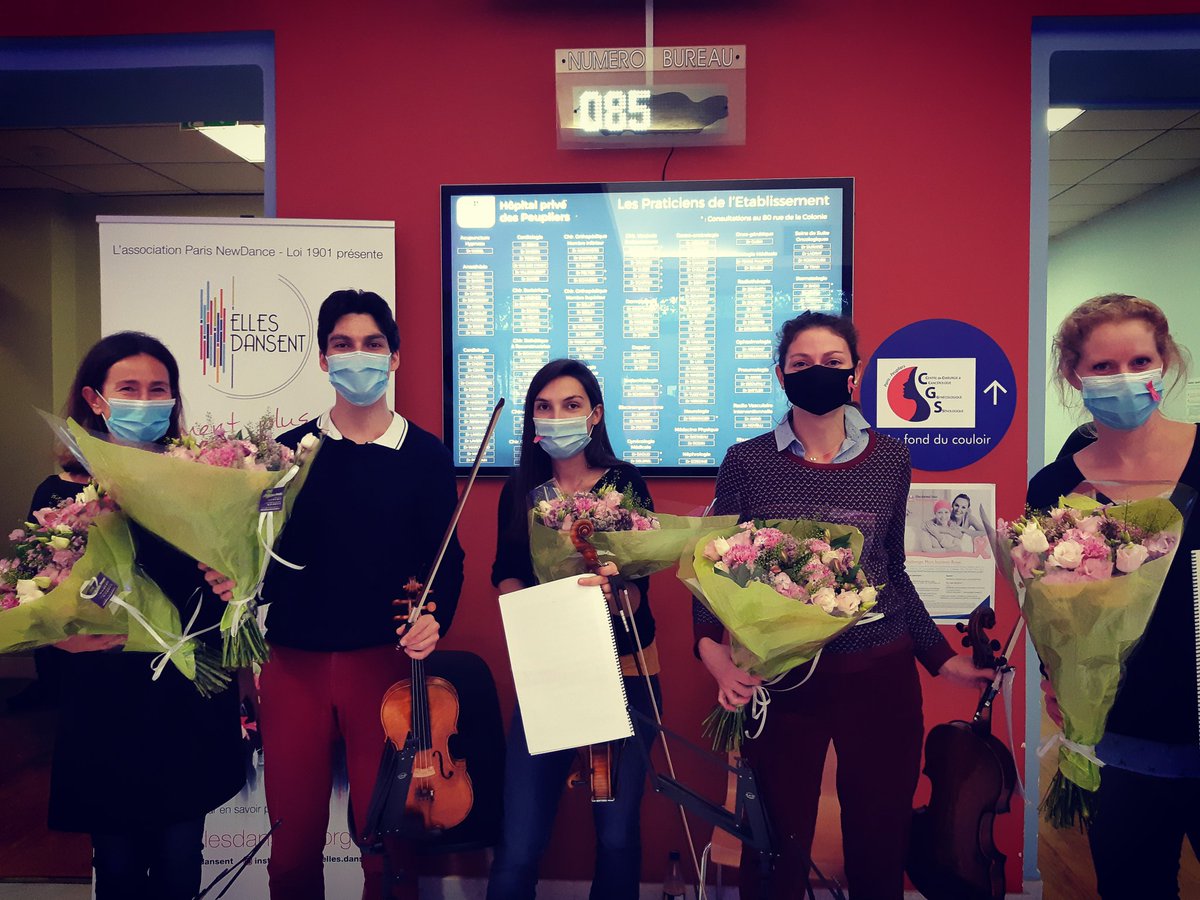 PhilharRF's tweet photo. Les musiciens du Philhar jouent le quatuor opus 44 n°2 de Felix Mendelssohn aux patients de l'Hôpital Privé des Peupliers dans cadre d'octobre rose
@RubanRose
#rubanrose
#octobrerose2020
#breastcancerawareness
@EllesDansent https://t.co/xtTJkvV1jq