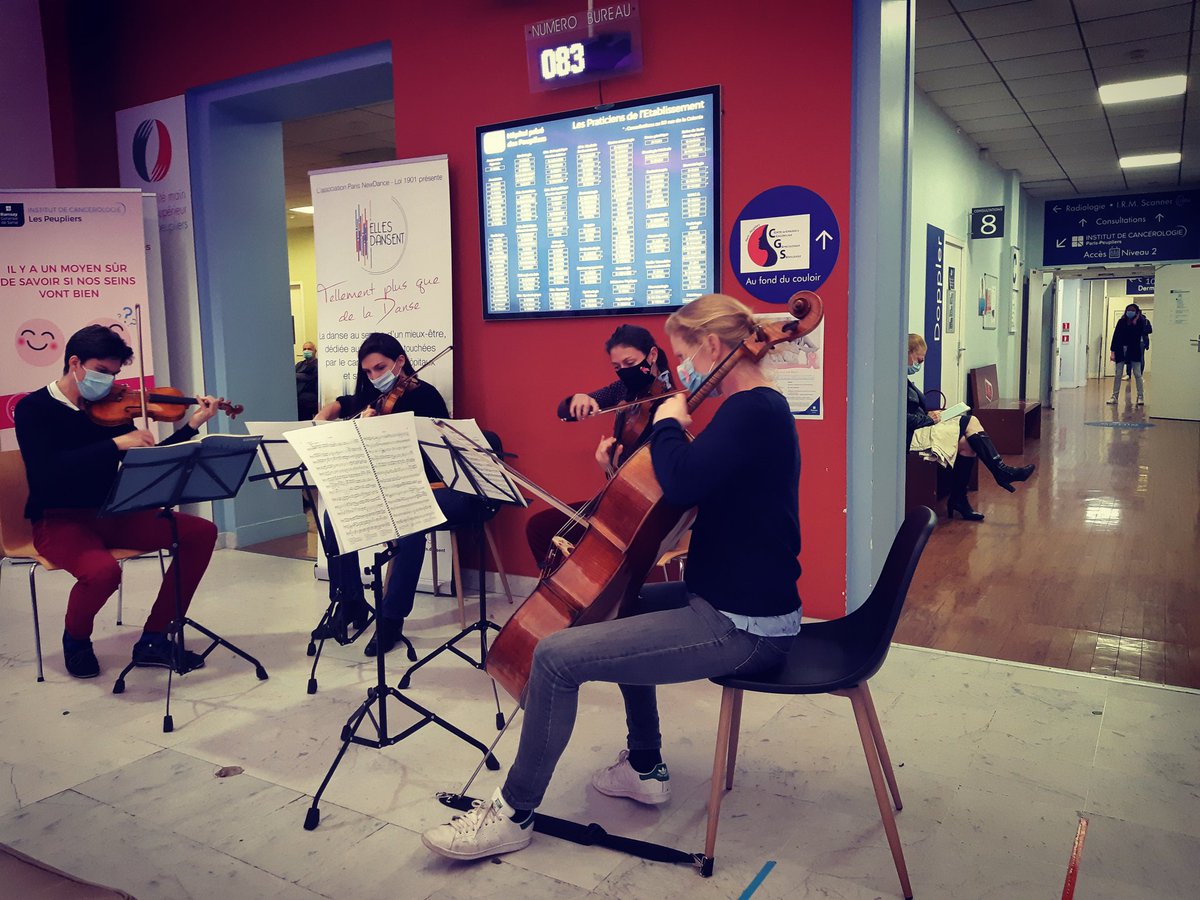 PhilharRF's tweet photo. Les musiciens du Philhar jouent le quatuor opus 44 n°2 de Felix Mendelssohn aux patients de l'Hôpital Privé des Peupliers dans cadre d'octobre rose
@RubanRose
#rubanrose
#octobrerose2020
#breastcancerawareness
@EllesDansent https://t.co/xtTJkvV1jq