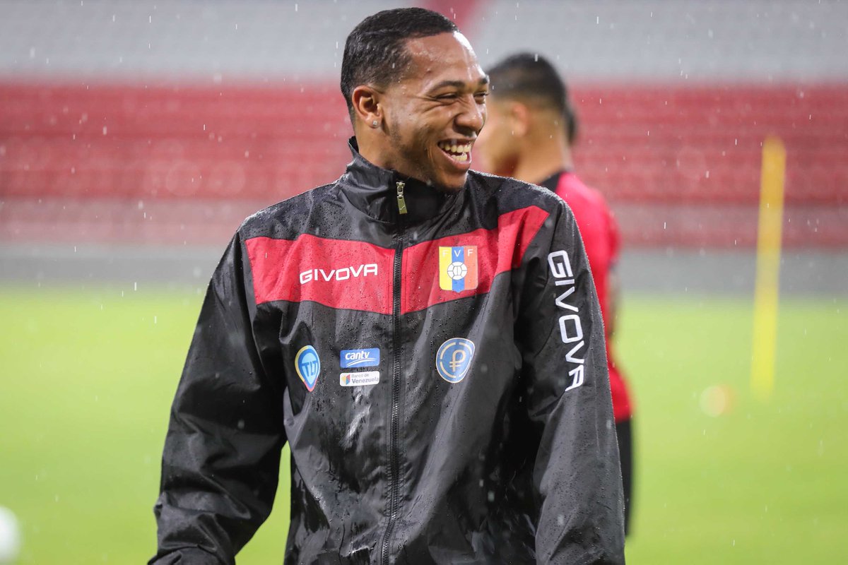 ¡Hoy es día de partido! ⚽

Hoy volvemos a la cancha a buscar los 3 puntos y estamos motivados para dar todo por nuestra camiseta. ¿Y tú, estás listo? 

#Vinotinto #VamosVinotinto