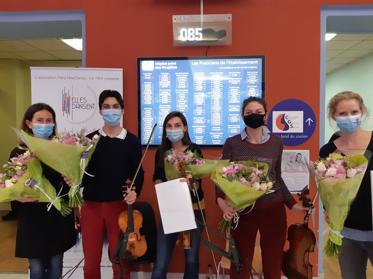 PhilharRF's tweet photo. Les musiciens du Philhar jouent le quatuor opus 44 n°2 de Felix Mendelssohn aux patients de l'Hôpital Privé des Peupliers dans cadre d'octobre rose
@RubanRose
#rubanrose
#octobrerose2020
#breastcancerawareness
@EllesDansent https://t.co/xtTJkvV1jq