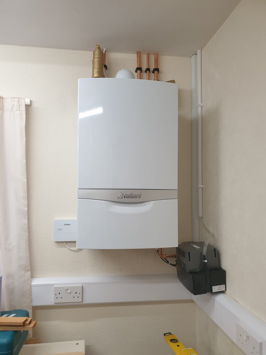 Titanheat's tweet photo. Did this job last week in #Preston, #Weymouth old conventional system out and a nice new @vaillantuk Ecotec Plus 825 in with some @SpirotechUK and a new #sensocomfort control. All new @Stelrad softlines and @EPHcontrols rad valves. Absolute dream of a customer this one too 👌 https://t.co/FXnFxZeCSp