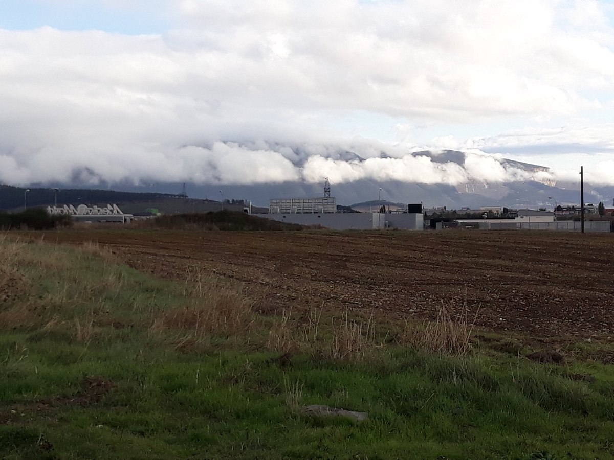 Noainmeteo's tweet photo. Tarde de chubascos afectando de manera intermitente a puntos de la cuenca de #Pamplona, entre otros montes divisamos #Ezkaba y con nieblas #Alaitz y #ElPerdon #Erreniega; seguirán dándose chubascos durante las próximas horas. https://t.co/lp5QejZNYz