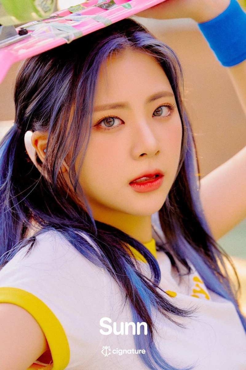 Sunn (선) (Hwang Ji Won, 황지원). She's the main rapper, main dancer and a vocalist of the group. She was born in Gwangju, South Korea on February 7th, 2000, and her zodiac sign is aquarius. She was also a former member of GOOD DAY, and was known by the stage name Viva.