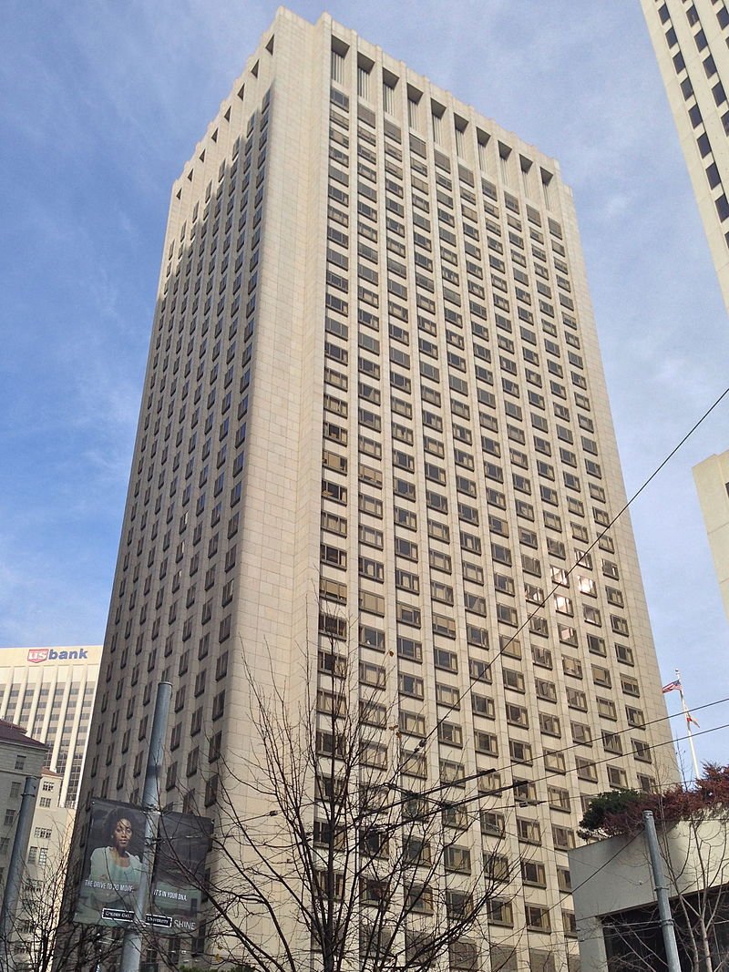 5/The Pacific Gas and Electric Building got really creative by...adding some slightly taller windows on the very top floor!