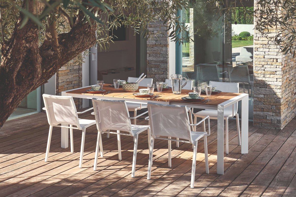 Simple aluminium frame and gorgeous natural teak, our Alexa dining table is chic and practical with extendable features offering valuable extra space where needed.
bit.ly/alexa-collecti… #hospitalitydesign #outdoorfurniture #interiordesign